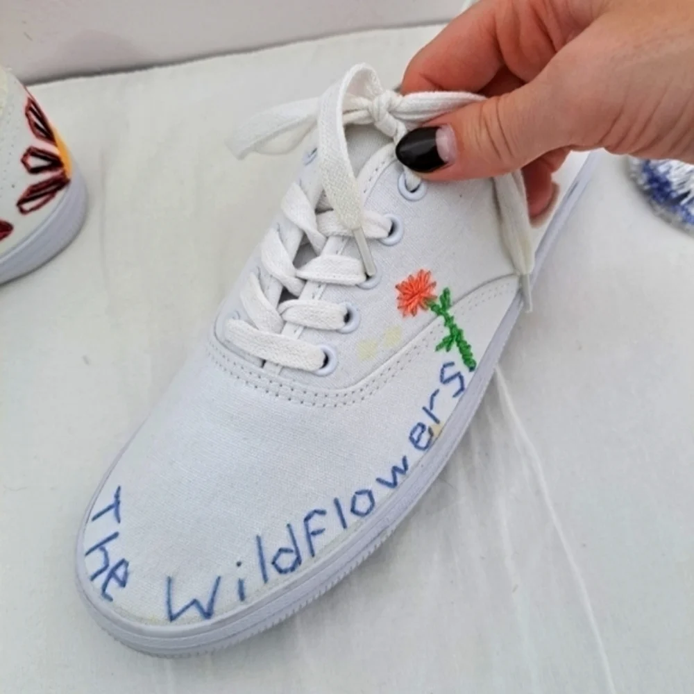 Custom hand embroidered floral canvas tennis shoe 9 - Picture 11 of 13